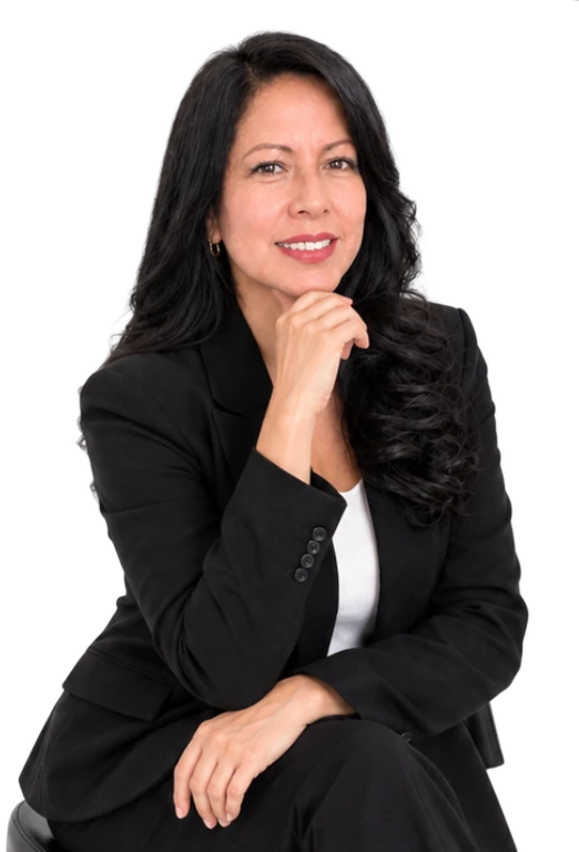Verónica Flores, sentada, con la mano en el mentón